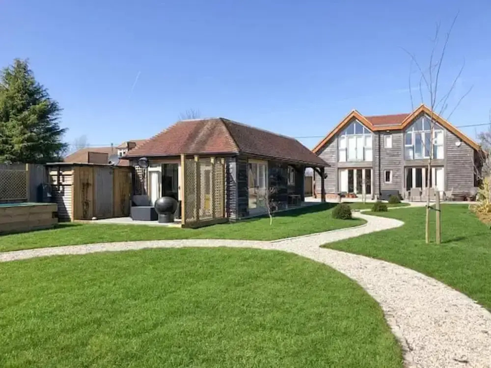 Tranquil Elm Lodge Escape in Canterbury