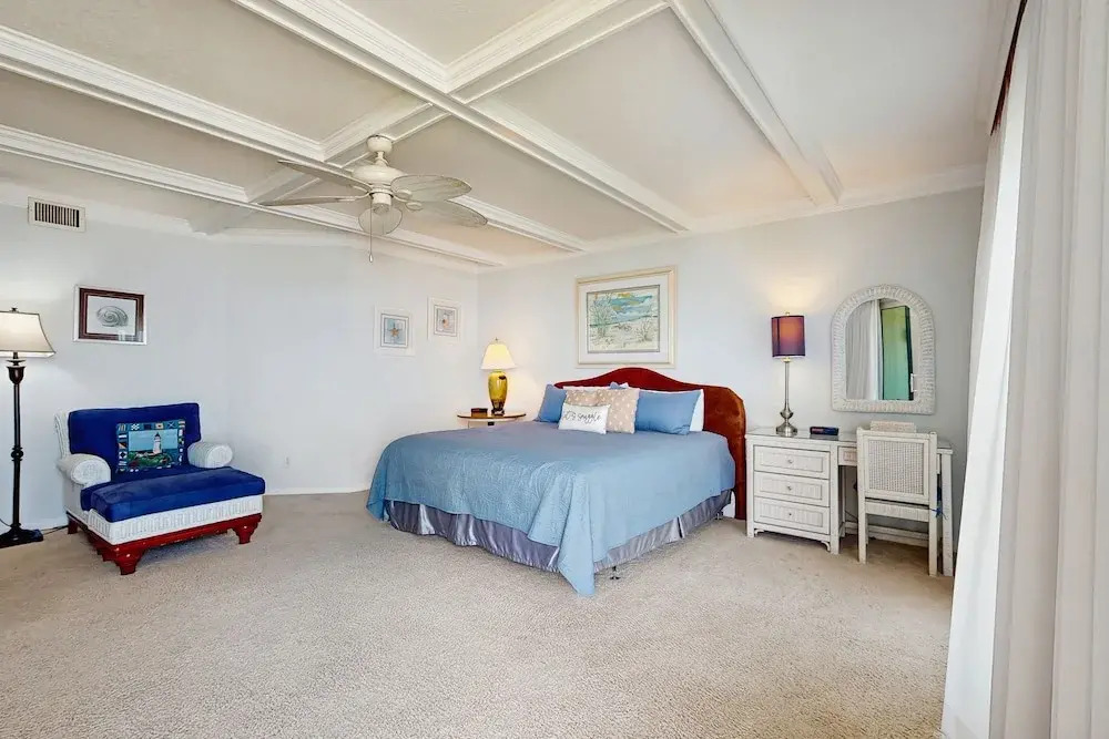 Ocean-view Penthouse With Pool, Balcony & Central AC - Snowbird-friendly