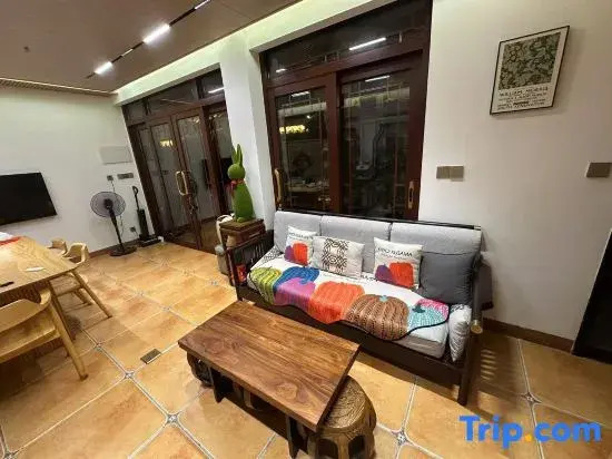 Red Brick Courtyard Homestay