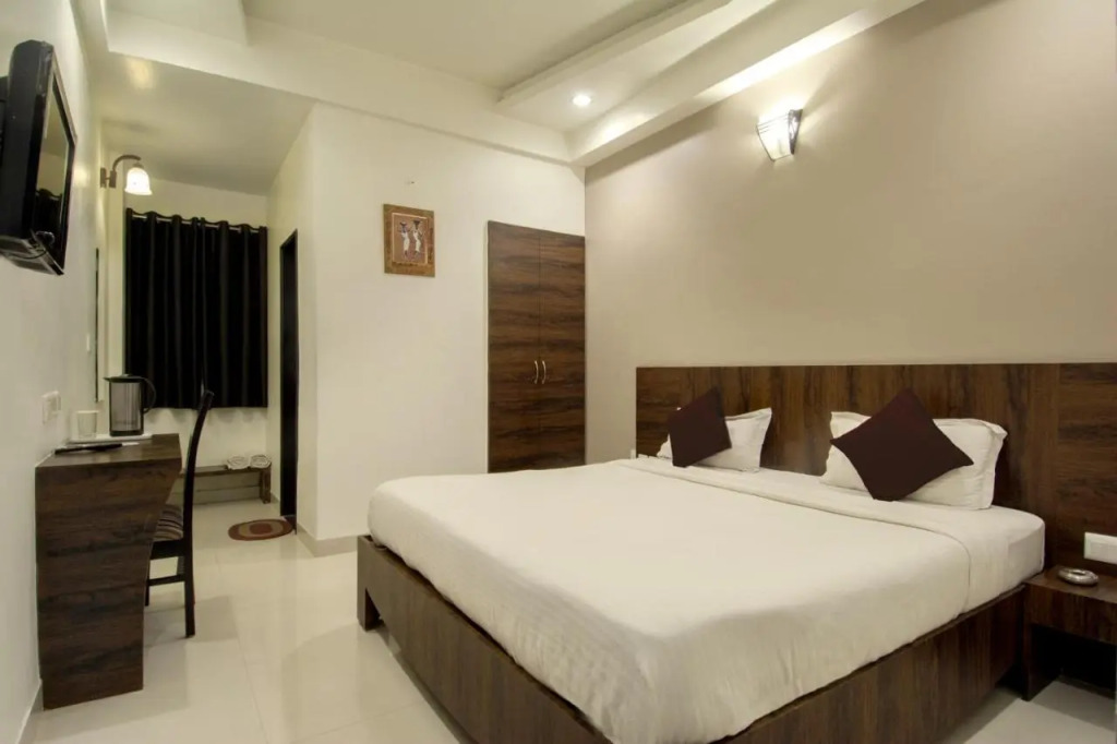 Hotel Metropolitan Near Sindhi Camp