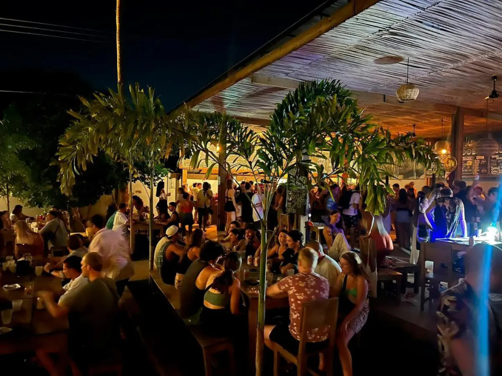 Straw Hat Surf Hostel & Bar