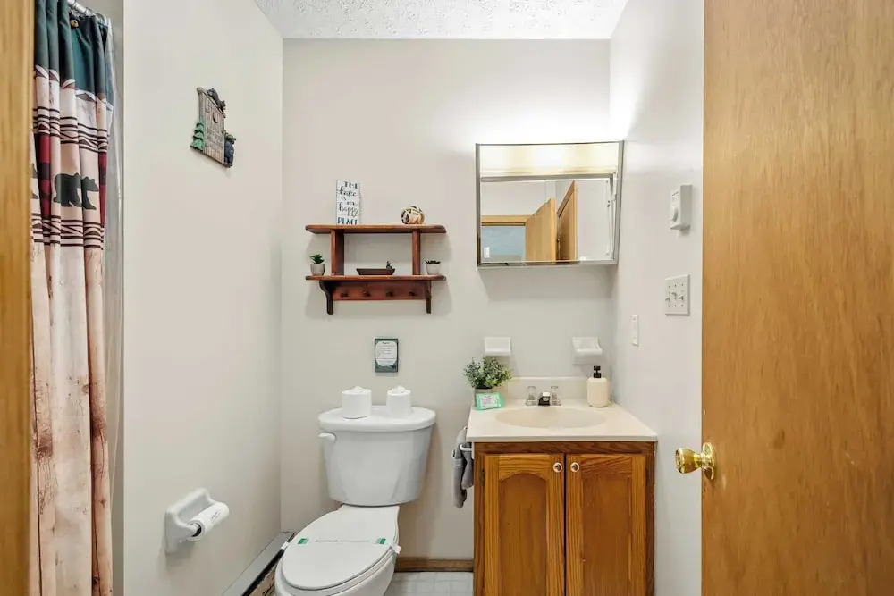 Shady Pines by Avantstay Enclosed Porch, Game Rooms, & Lake/beach Access!