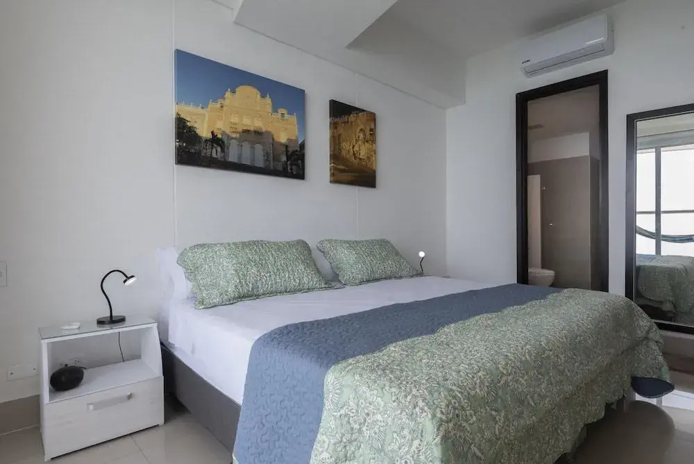 Stunning Highrise Seafront Apartment