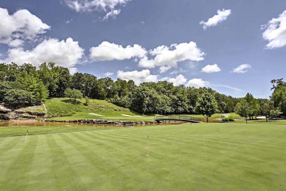 Walk-in Branson West Condo w/ Balcony, Pool Access