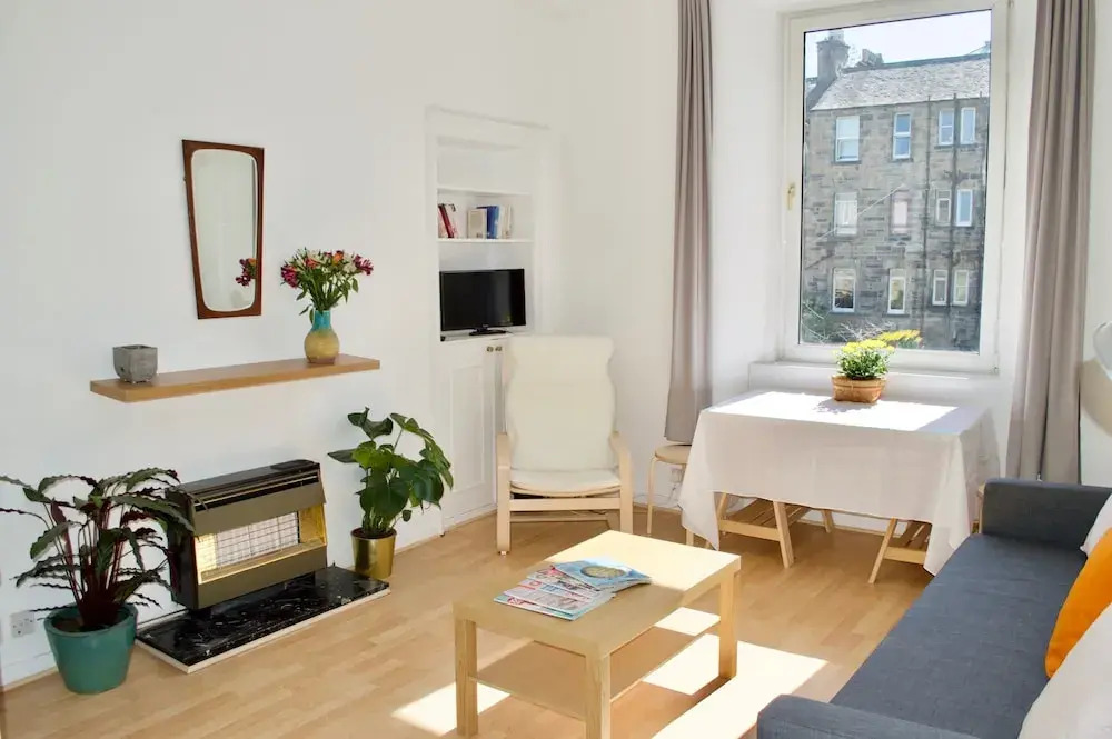 Bright 1 Bedroom Flat Near Leith