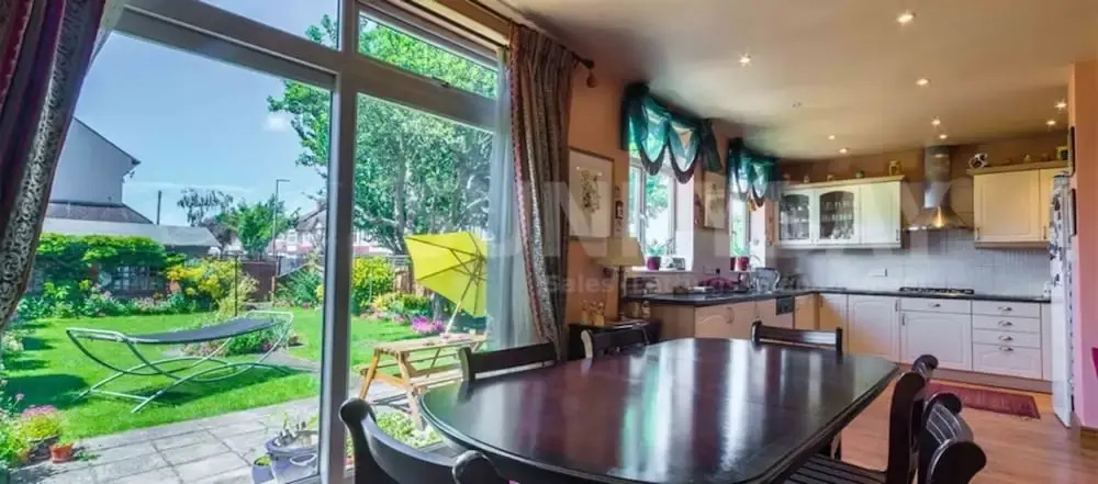 Beautiful 4-bed House in Sutton