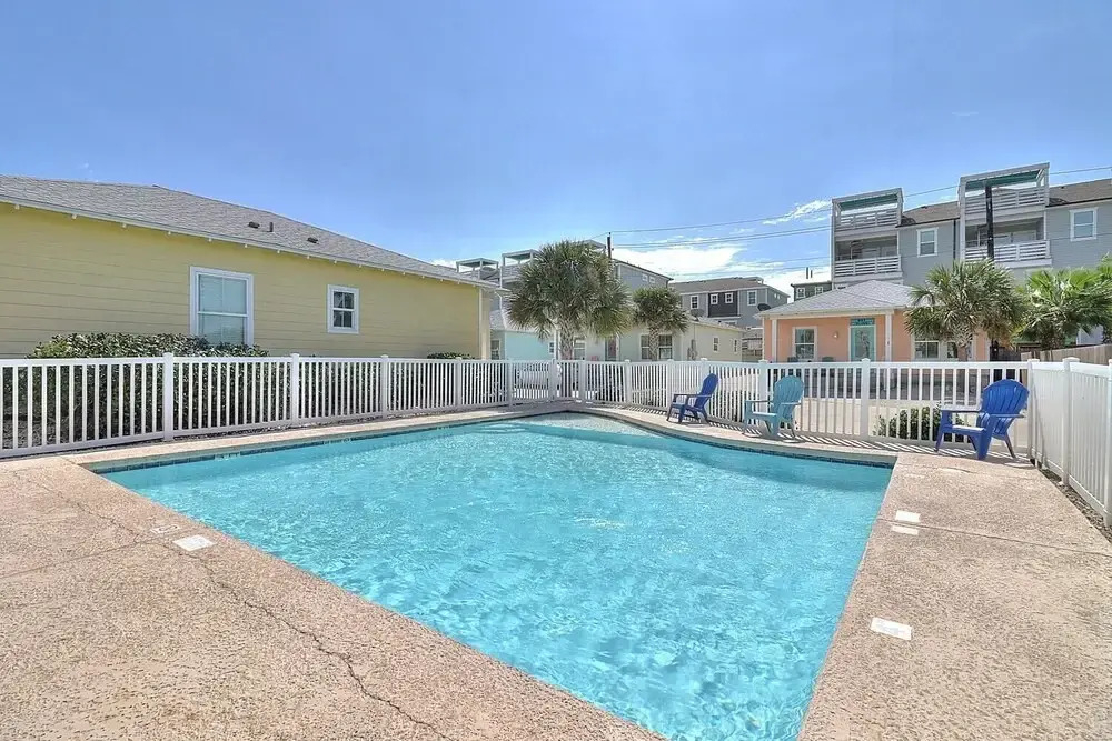 Tropical Blue Wave Home Short Drive to Beach by Redawning