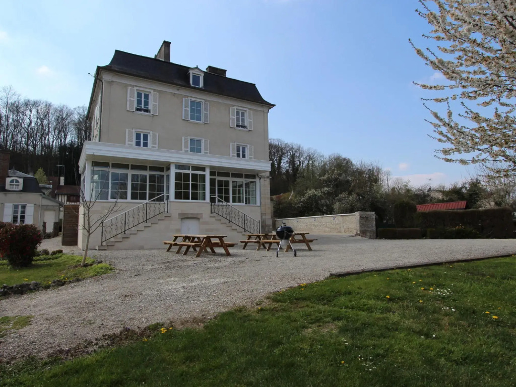 Heritage Castle in Bar-sur-Seine near River