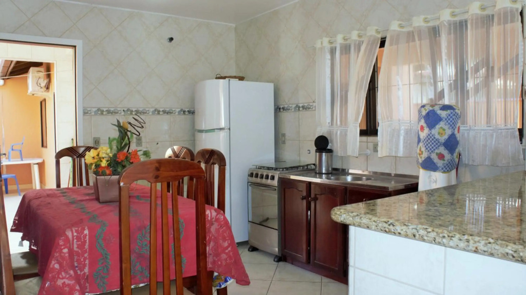 Casa 02 dorm na Rua Salmao