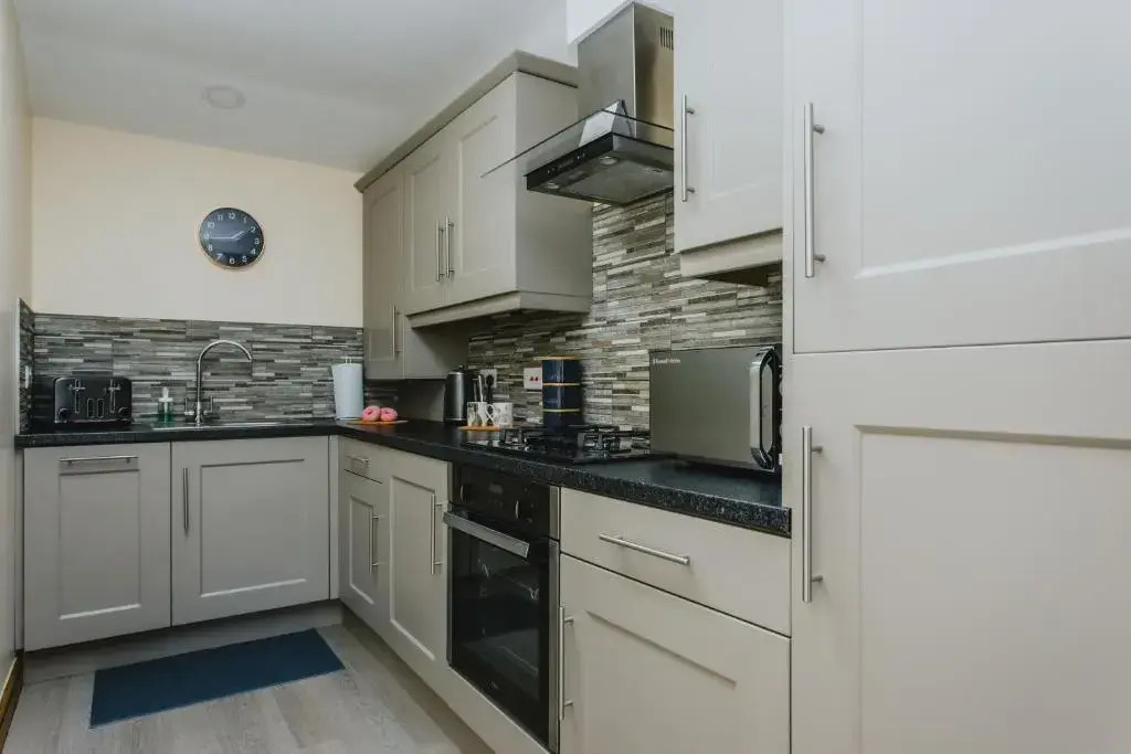 Spacious 2nd Floor Apartment - King Size Bed & Free Parking
