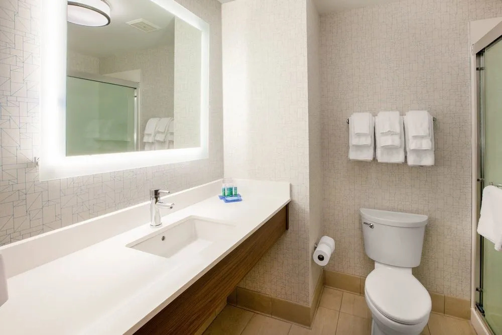 Holiday Inn Express & Suites - Milwaukee West Allis by IHG