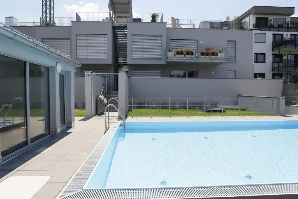 Yellow Flower Apartment with Pool - 5 min to Lake