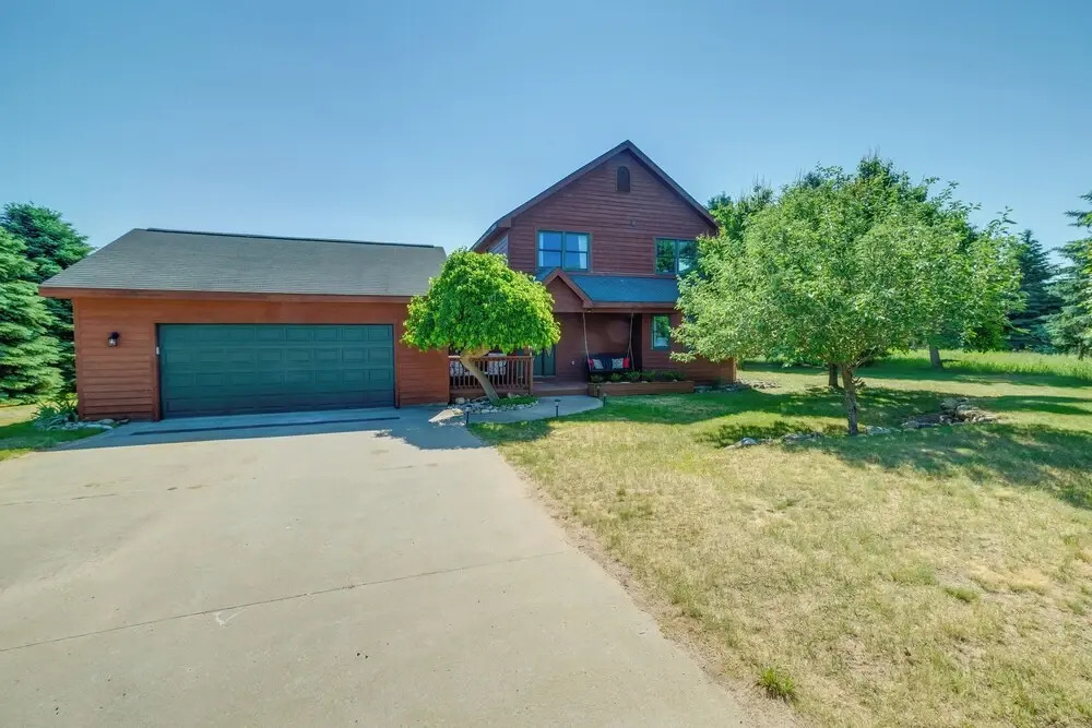 Beautiful Bellaire Home w/ Amenities, 4 Mi to Lake