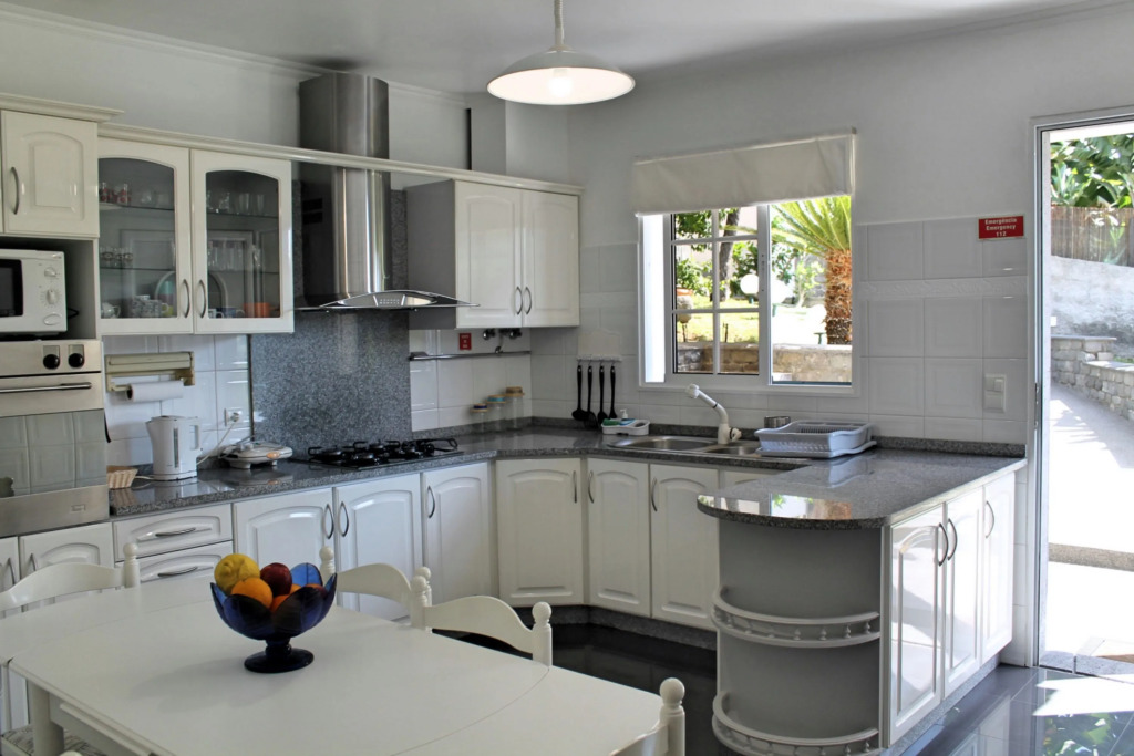 Perched above village with heated pool & ocean views | Casa Jardim Mar