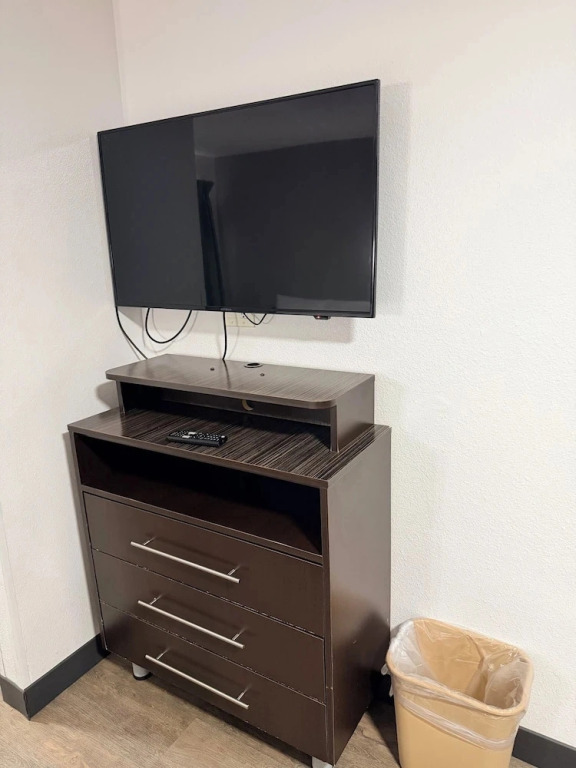 Everstay Inn & Suites