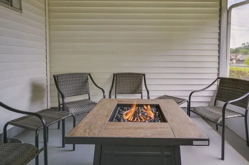 Cumberland Cottage w/ Screened Porch + Fire Pit!