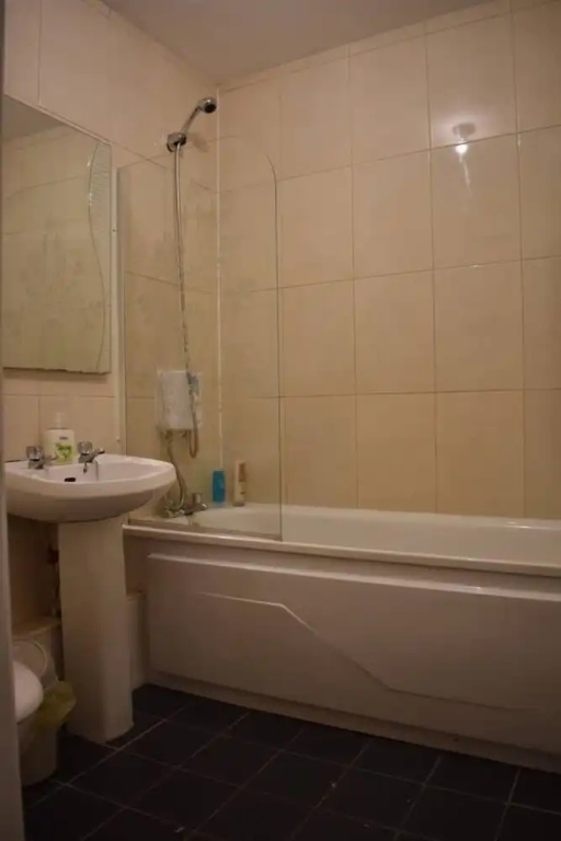 Bright 2 Bedroom Apartment With Balcony in City Centre