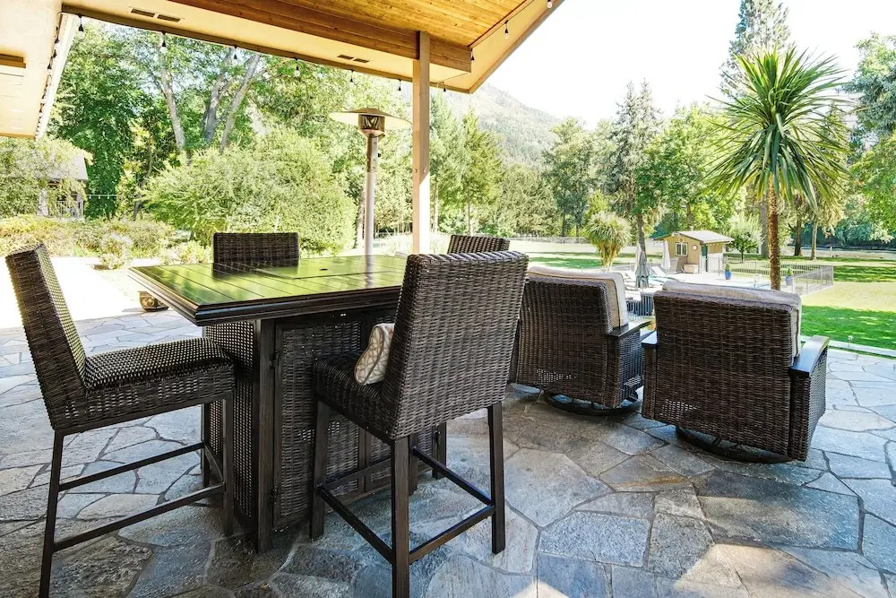 Lovely Riverfront Grants Pass Home: Pool & Hot Tub