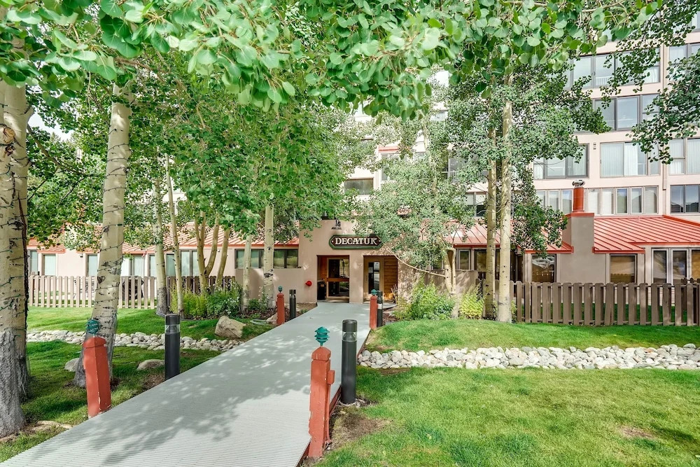 Spacious Remodel, 4br, Minutes To Conf Center & Slopes! 4 Bedroom Condo by RedAwning