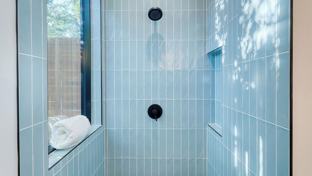 Modern East Austin Home w/ Pool, Near Downtown & Lady Bird Lake Casa 1803 by Avantstay