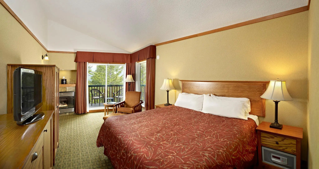 Pyramid Lake Lodge