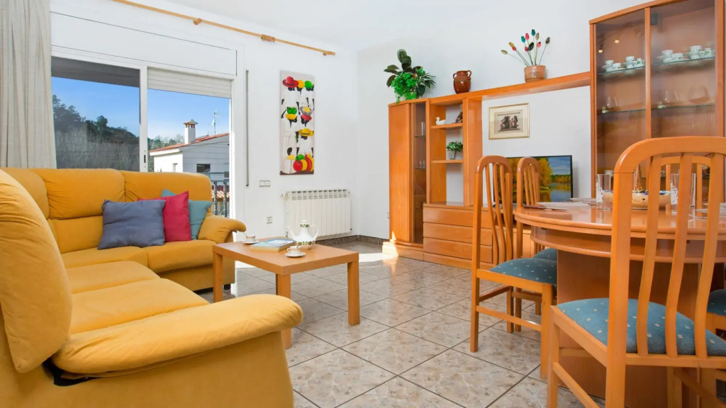 Ona in Vidreres with 3 bedrooms and 2 bathrooms