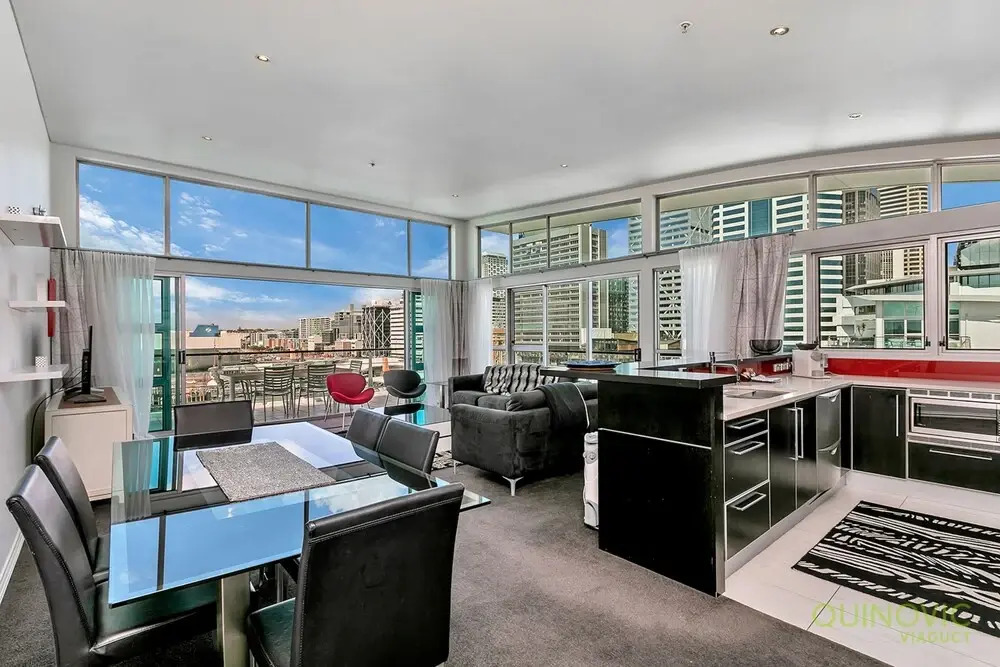 QV Spacious Waterfront with Carpark -962