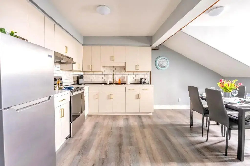 Charming 2BR Apartment - Downtown Hamilton