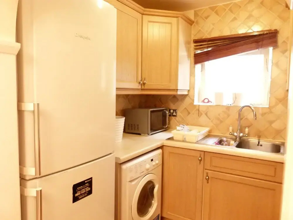 SS Property Hub - Family Apartment near Central London