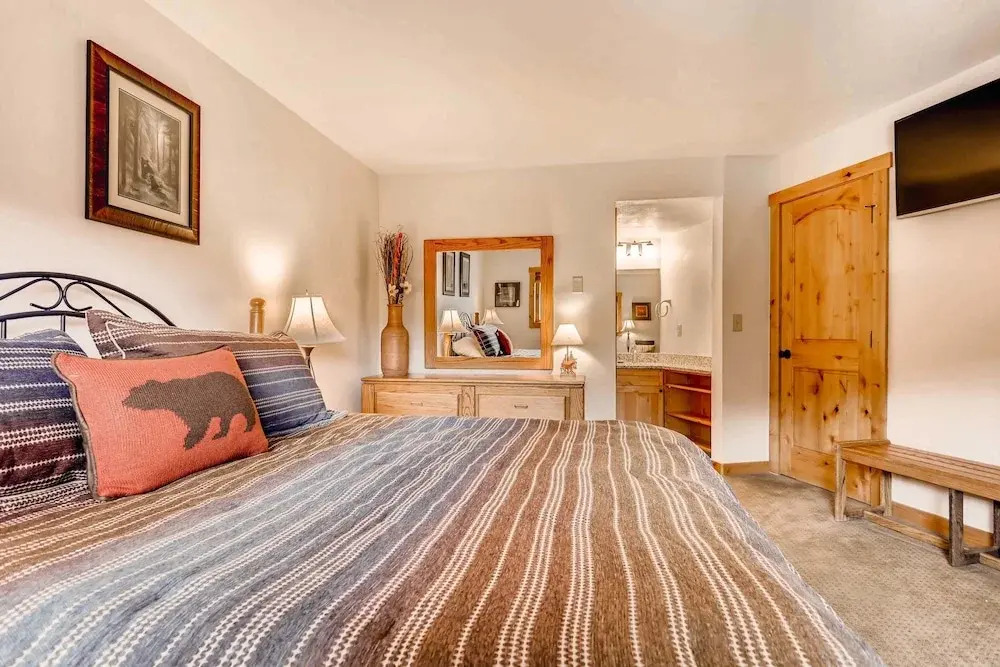 Sawmill Creek Blue Moose Condo: Ski-In, Walk to Main St