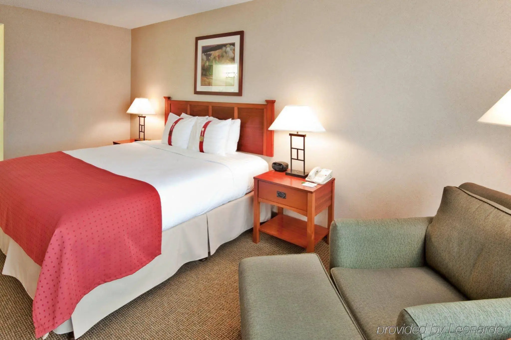 Holiday Inn Hotel & Suites Warren by IHG