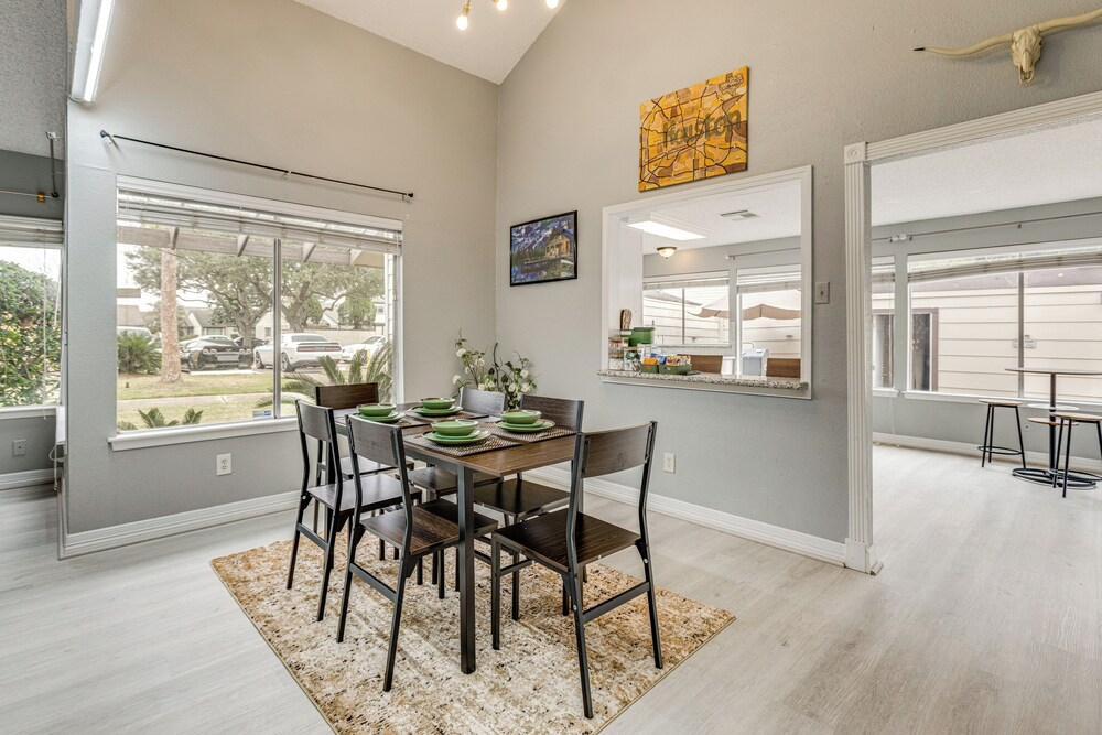 Quick Hwy Access: Family Retreat in Houston