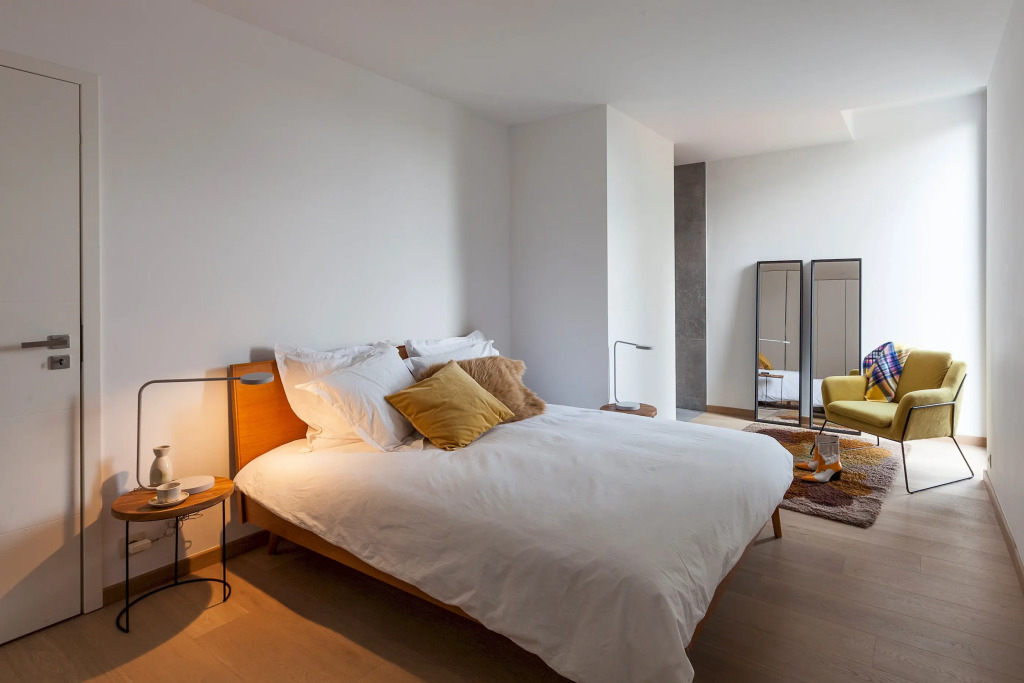 Unit 4 - Spacious Smart Home Triplex Private Garden & Parking