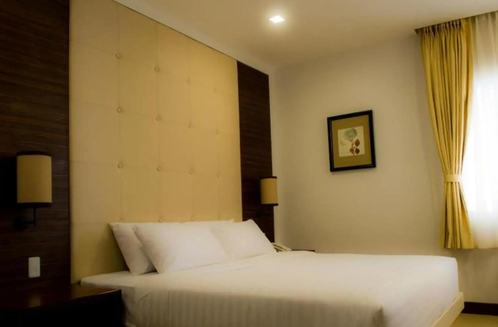 DHotel & Suites