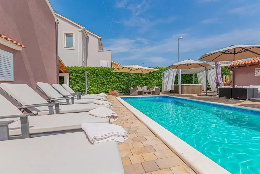Awesome Home in Brodarica with Hot Tub, WiFi & 6 Bedrooms