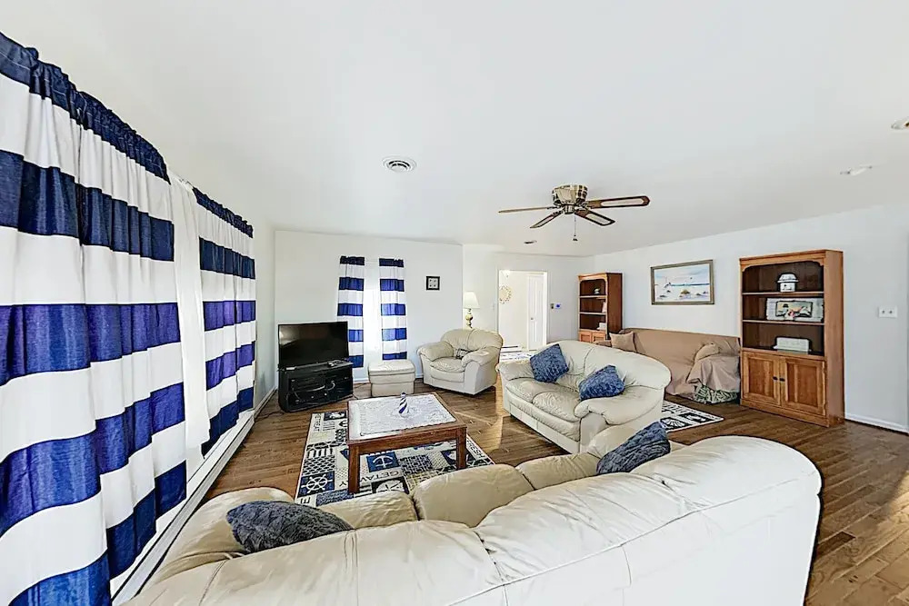 Tranquil Canal-front Getaway - 3 Blocks To Beach 4 Bedroom Home