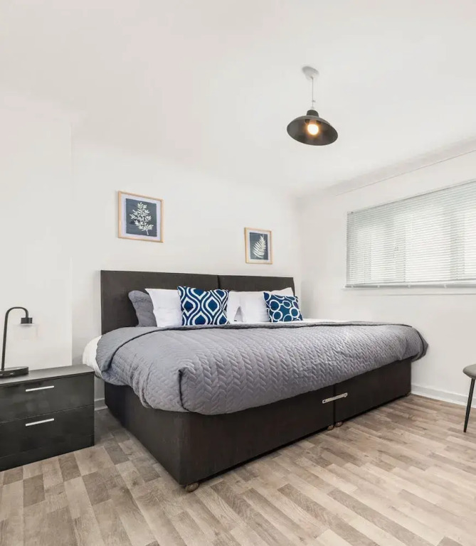 Three Bedroom Apartment by Klass Living Serviced Accommodation Coatbridge - Berwick Apartment With WiFi &Parking