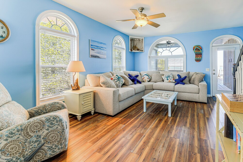 Waterfront Emerald Isle Home w/ Dock Access!
