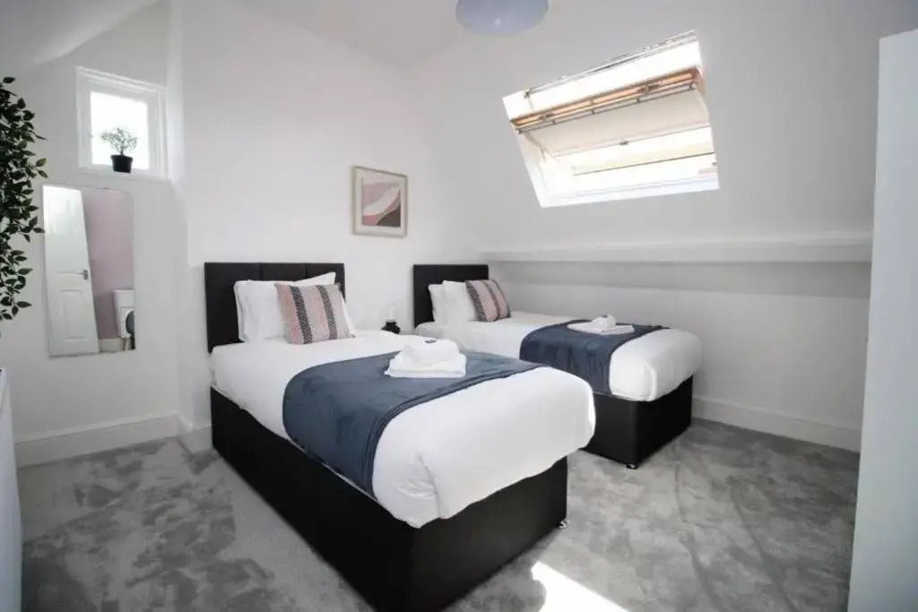 16 North Road Flat 4 by Mia Living Free Parking On Site