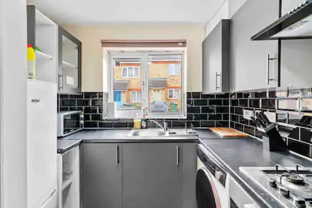 4 bed Townhouse- Free Parking