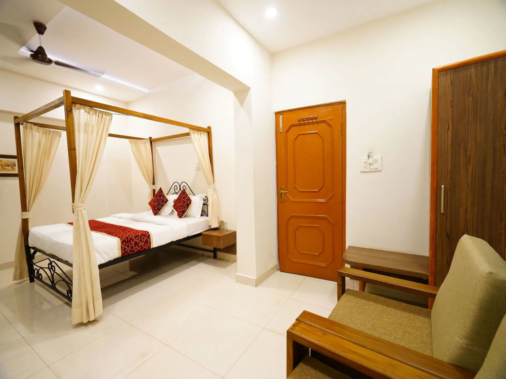 OYO 7859 Hotel Gurukripa