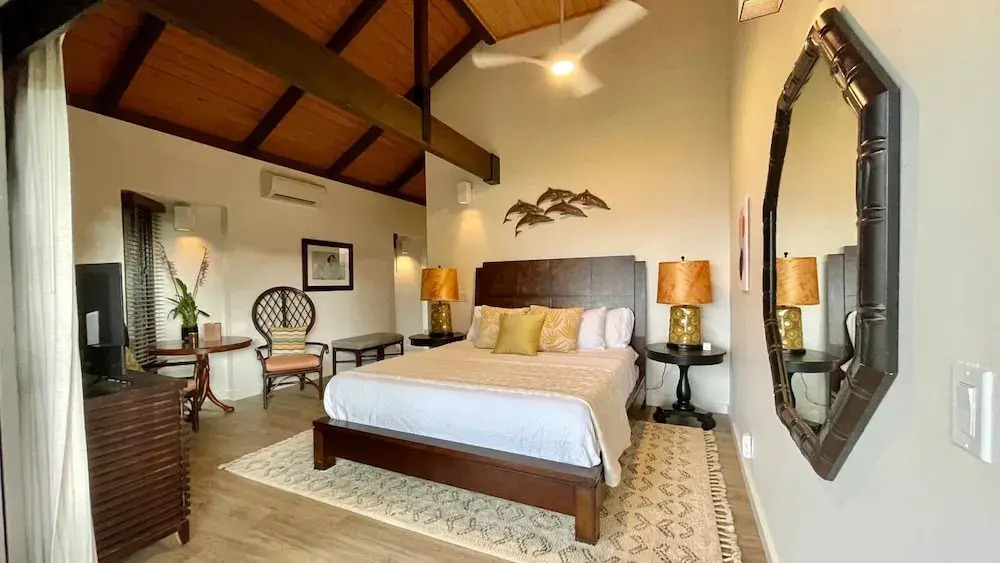 Sophisticated Oceanfront Retreat - Air-conditioned - Walk to Beach - Vrkcv