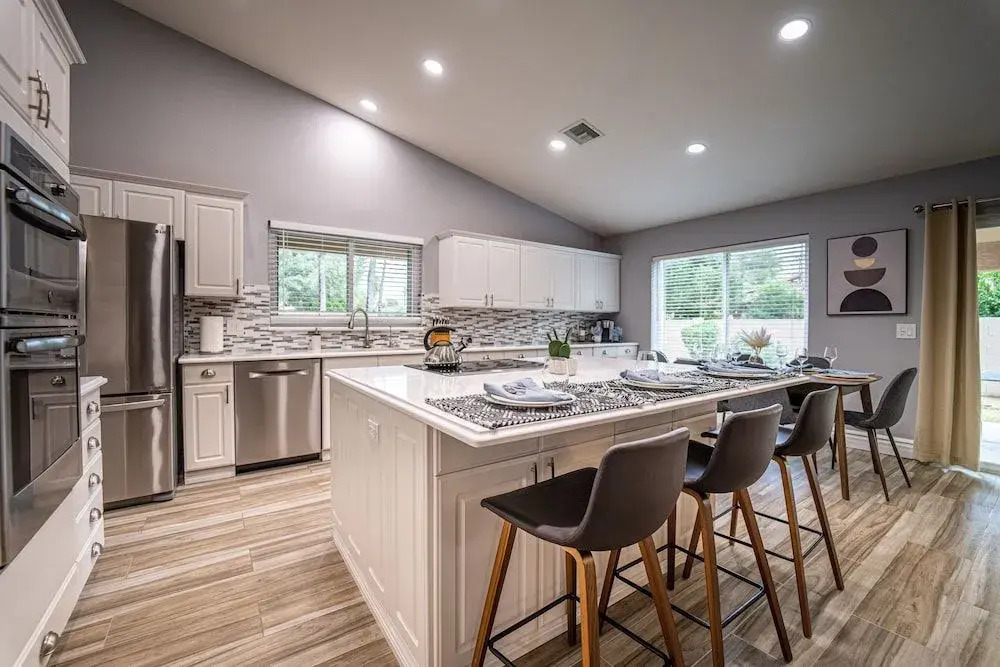 Monte Cristo Phoenix 4 Bedroom Home by RedAwning