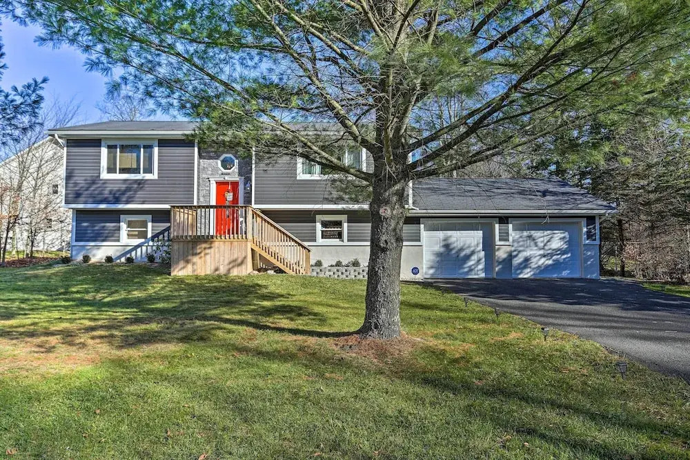 Hot Tub, Fire Pit & Resort Perks: Tobyhanna Home!
