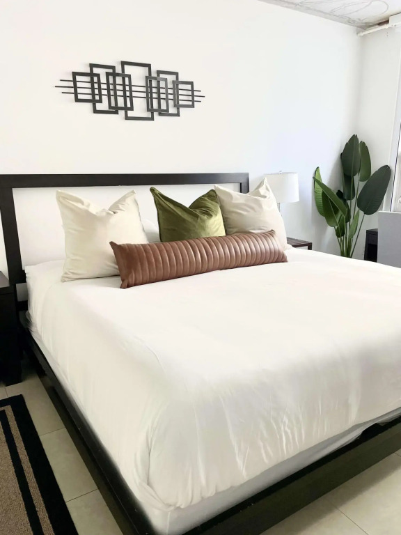 City Condo - In Midtown with pool and parking