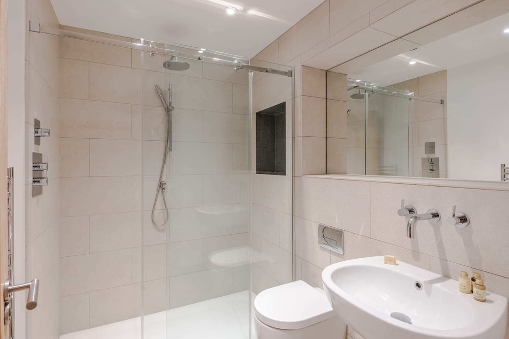 The Eyre Suite Two - Farringdon - by Frankie