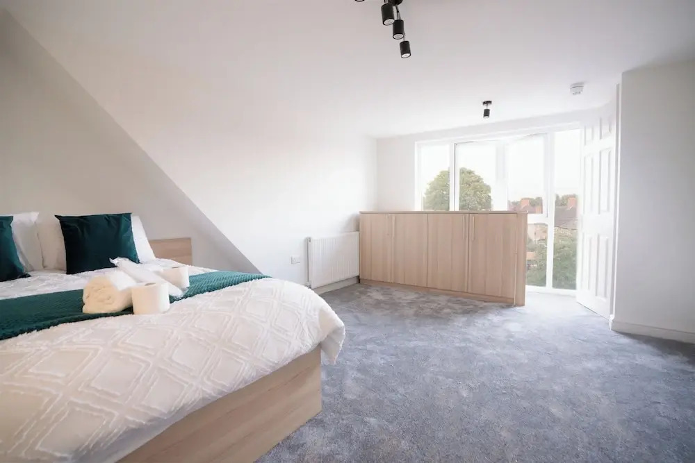 D'luxe 5-bed House - Sleeps 12 & Private Parking