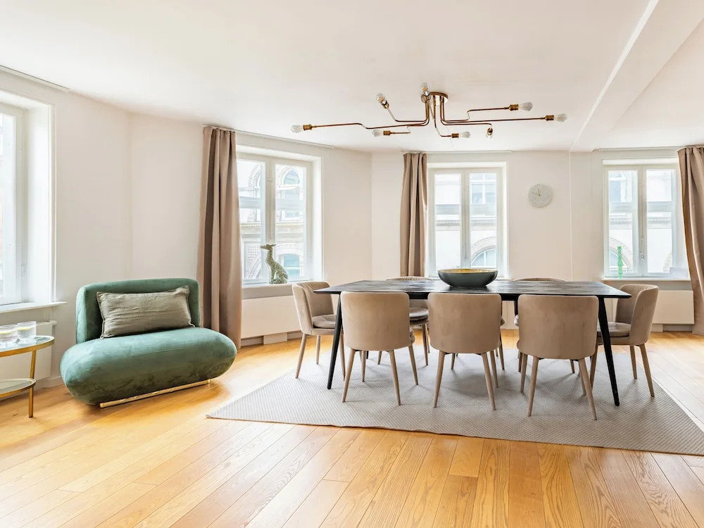 Sanders Regent - Popular 3-bdr Apt With Balcony