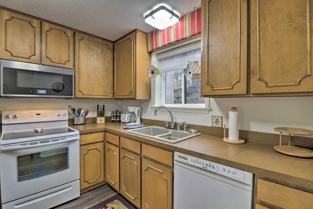 Condo w/ Balcony in Fairfield Bay: Near Marina