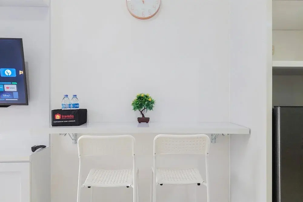 Cozy Room and Well Furnished Studio at Baileys Apartment By Travelio